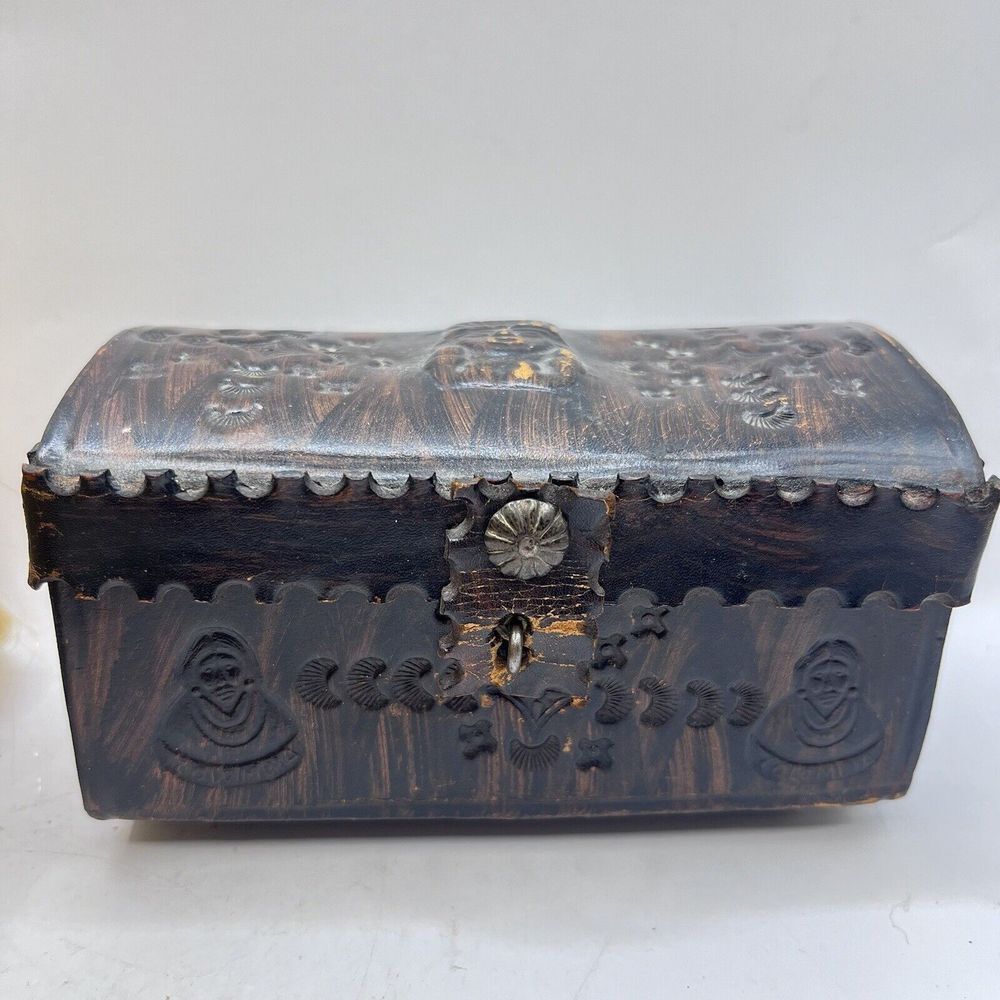 Museo De Artesanias De Columbia Artist Columbia  Box‎ Red Velvet Lined Vintage